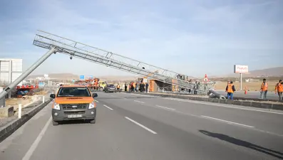 Damperi açık kalan kamyon PTS direğine çarptı