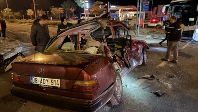 Tur otobüsü ile çarpışan otomobilde 2 kişi öldü