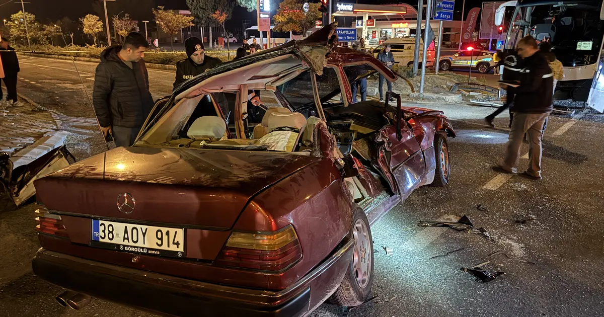 Tur otobüsü ile çarpışan otomobilde 2 kişi öldü