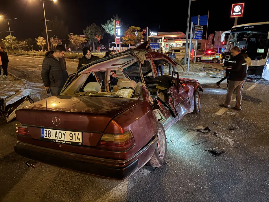 Tur otobüsü ile çarpışan otomobilde 2 kişi öldü