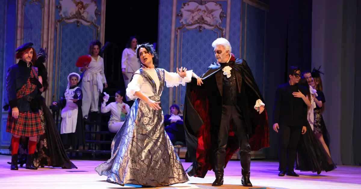 Dracula: Bir Dehşet Komedisi oyunu Denizli'de sanatseverlerle buluştu