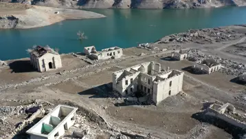 Sular çekildi, köy gün yüzüne çıktı 