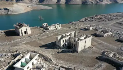 Sular çekildi, köy gün yüzüne çıktı 