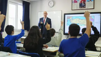 Baba, oğul, kız ve gelini aynı okulda öğretmenlik yapıyor. 52 yıldır öğrenci yetiştiriyor