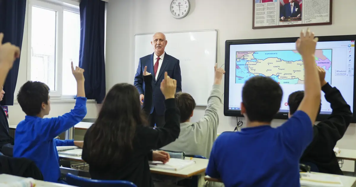 Yarım asırlık Sabri öğretmen çocuklarıyla aynı okulda görev yapıyor