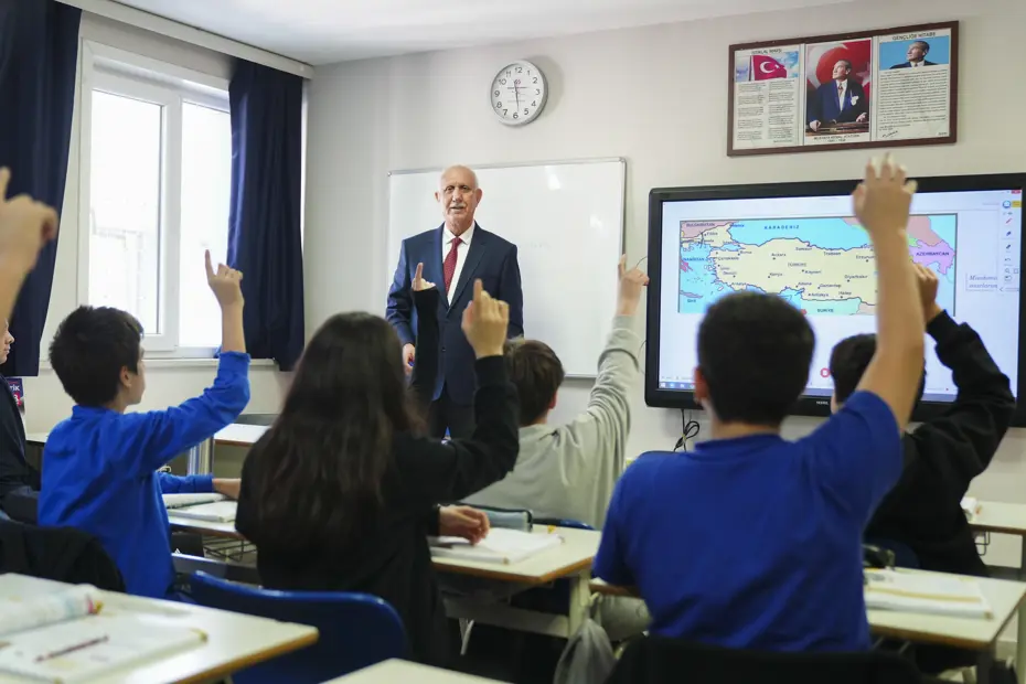 Yarım asırlık Sabri öğretmen çocuklarıyla aynı okulda görev yapıyor