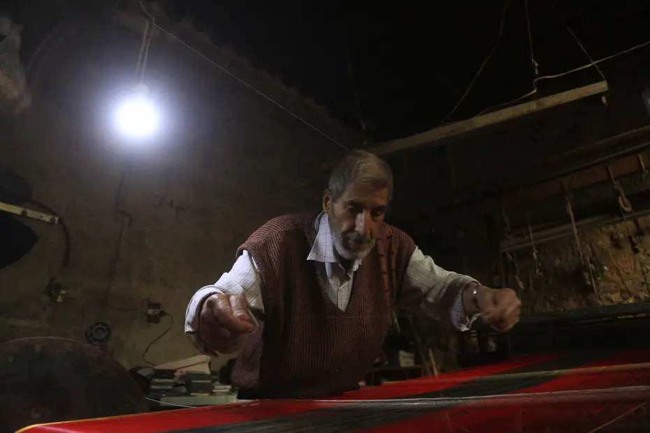 Halep’in son dokuma ustalarından 80 yaşındaki Muhammed Ezrak: “Tezgahta dokunan kumaşta ruh var”