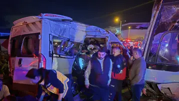 İzmir'de iki işçi servisinin çarpıştığı kazada 13 kişi yaralandı