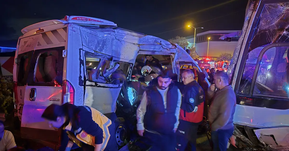 İzmir'de iki işçi servisinin çarpıştığı kazada 13 kişi yaralandı