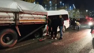 İşçi servisi tıra çarptı, 9 kişi yaralandı