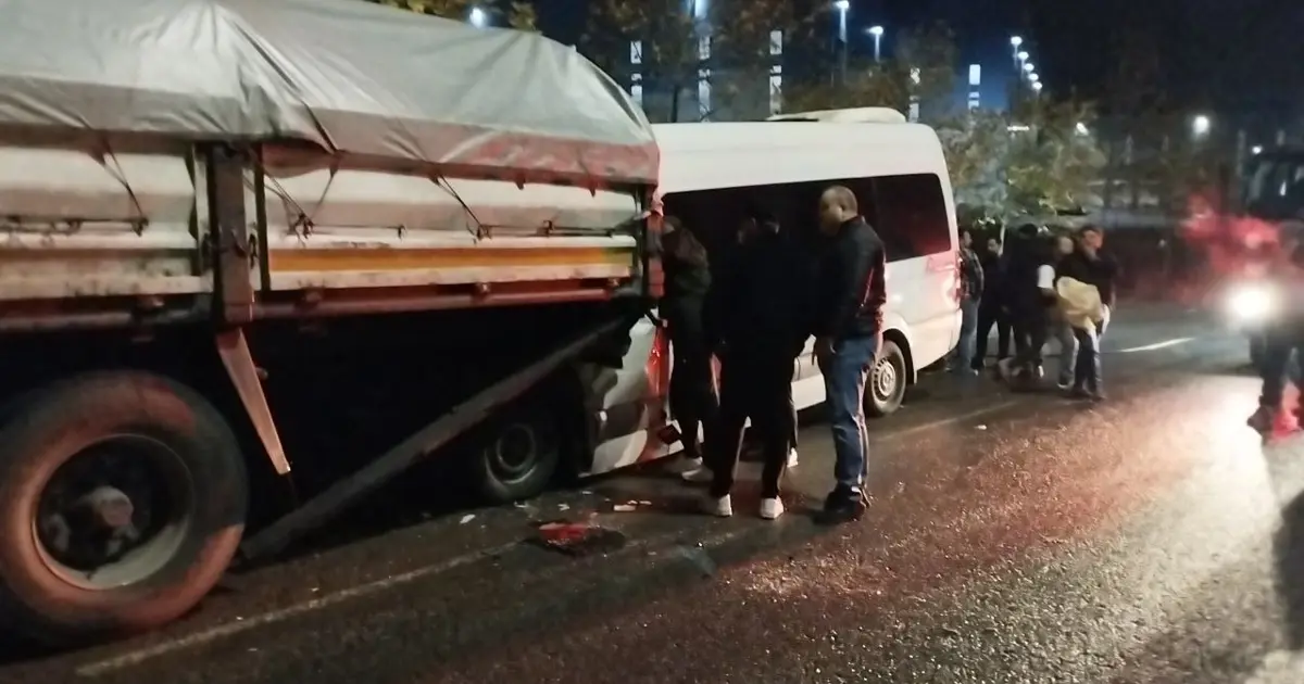 İşçi servisi tıra çarptı, 9 kişi yaralandı