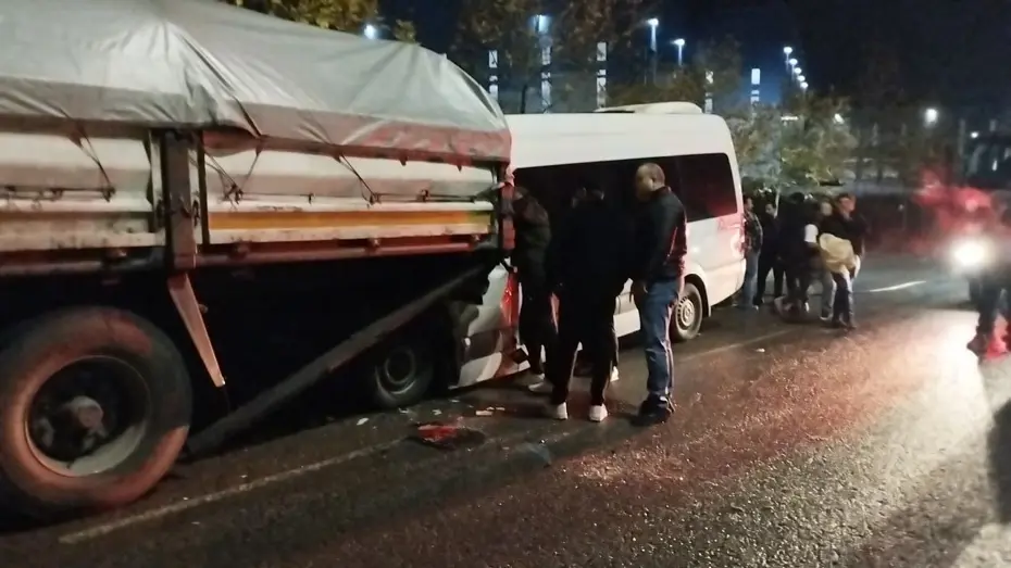 İşçi servisi tıra çarptı, 9 kişi yaralandı