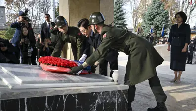 Güney Kore Devlet Başkanı Kore'de Savaşan Türkler Anıtı'nı ziyaret etti