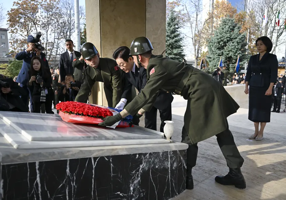 Güney Kore Devlet Başkanı Kore'de Savaşan Türkler Anıtı'nı ziyaret etti