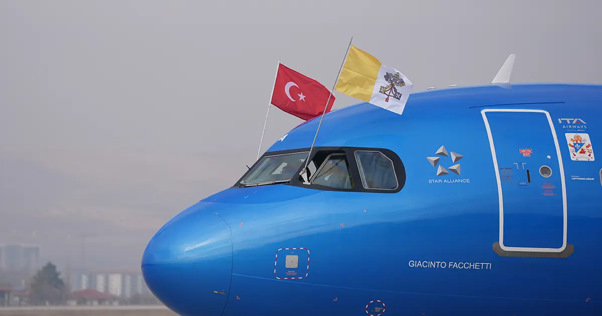 Papa ilk yurtdışı gezisine çıktı uçağı 1 numara oldu