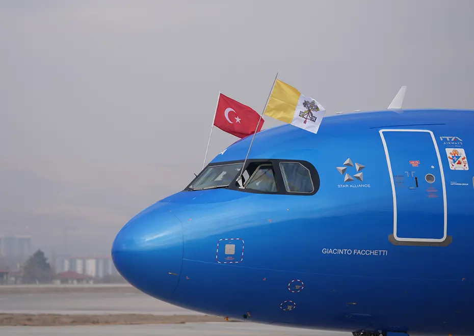 Papa ilk yurtdışı gezisine çıktı uçağı 1 numara oldu