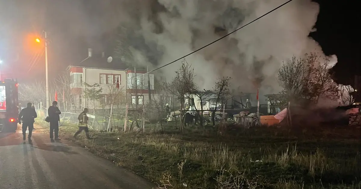 Engelli kardeşleri komşuları kurtardı