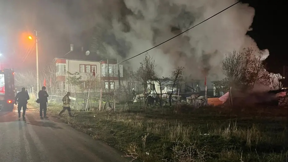 Engelli kardeşleri komşuları kurtardı