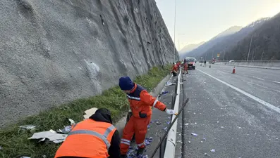 Anadolu Otoyolu'ndaki kazada gazlı içecek taşıyan TIR bariyerle çarptı
