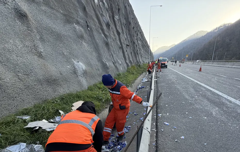 Anadolu Otoyolu'ndaki kazada gazlı içecek taşıyan TIR bariyerle çarptı