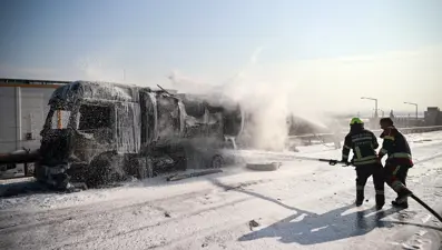Mersin&#x27;de akaryakıt tankerinde yangın çıktı  