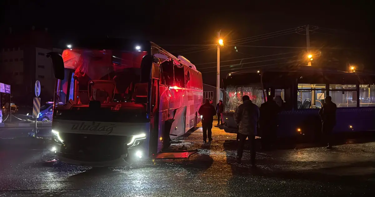 İki otobüs kazaya karıştı, çok sayıda yolcu yaralandı