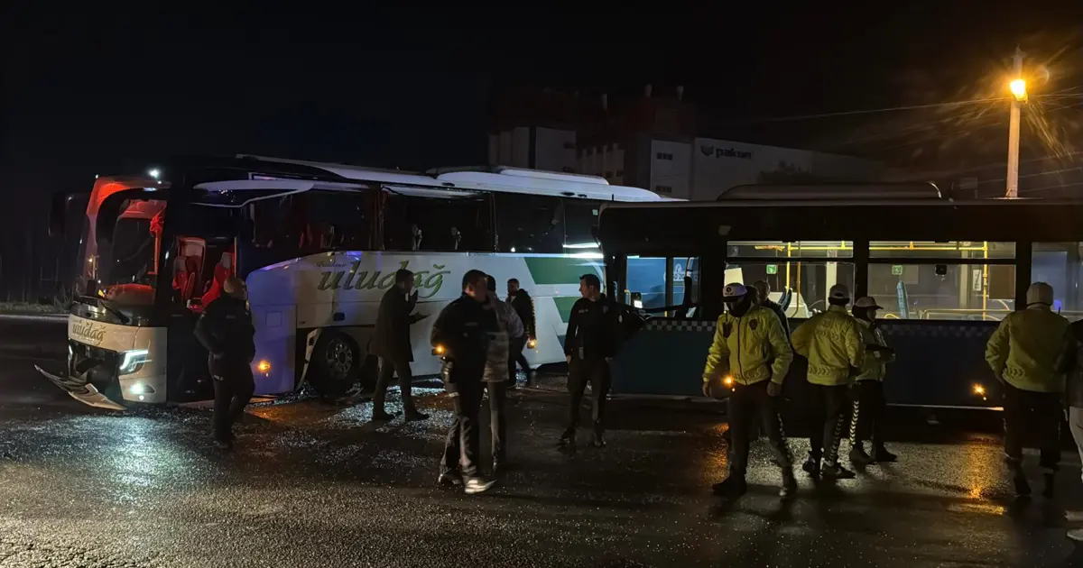 İki otobüs çarpıştı, 9 kişi yaralandı