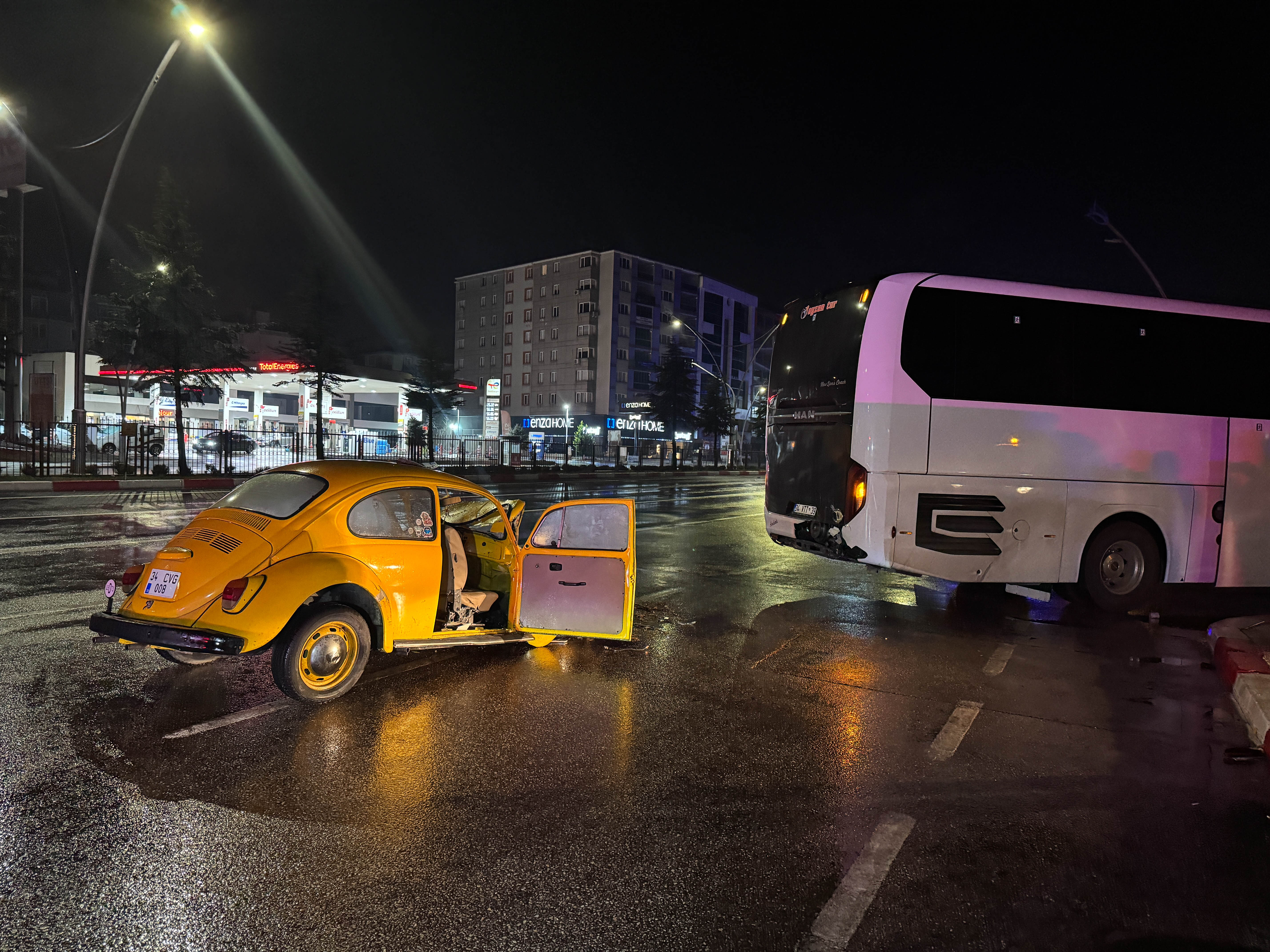 Kıraç'ın ekibini taşıyan otobüs kazaya karıştı. 3 kişi yaralandı