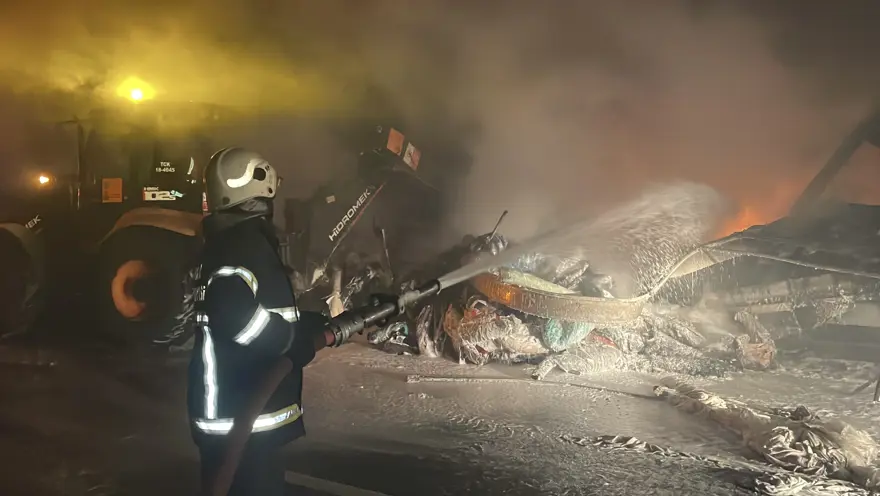 D-100'de TIR alev aldı 2