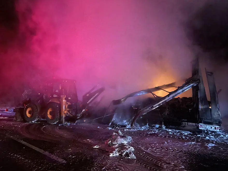 D-100'de TIR alev aldı D-100'de TIR alev aldı