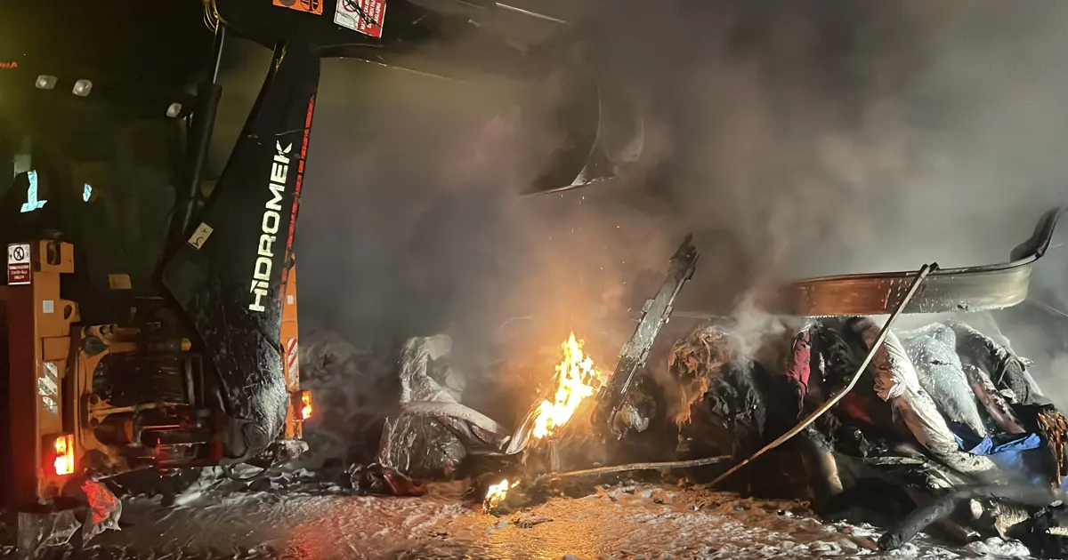 D-100'de TIR alev aldı