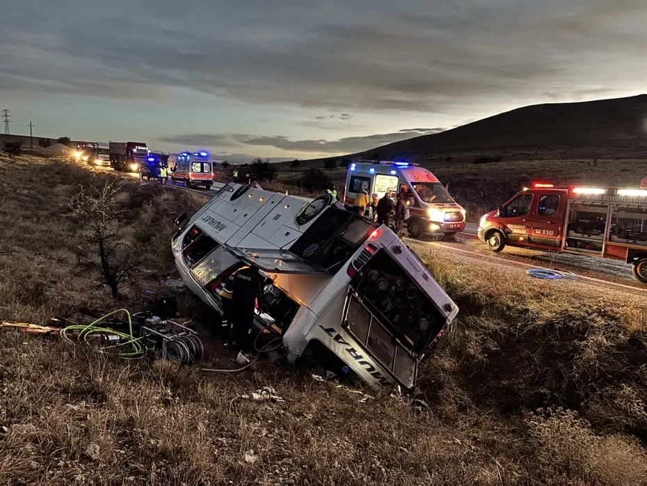 Afyonkarahisar'da yolcu otobüsü kaza yaptı, iki kişi öldü