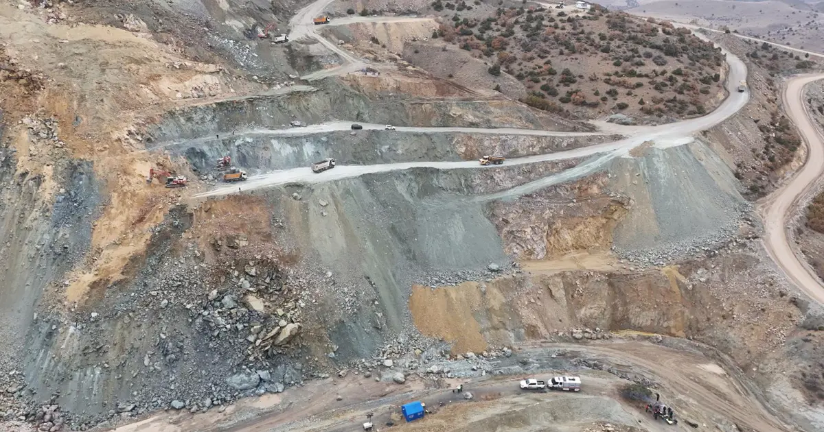 Maden ocağı göçüğünde kalan şantiye müdürü aranıyor