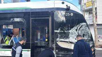 Çöp kamyonu ile tramvay çarpıştı, üç kişi yaralandı