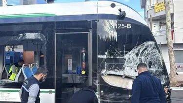 Çöp kamyonu ile tramvay çarpıştı, üç kişi yaralandı