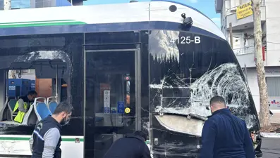 Çöp kamyonu ile tramvay çarpıştı, üç kişi yaralandı