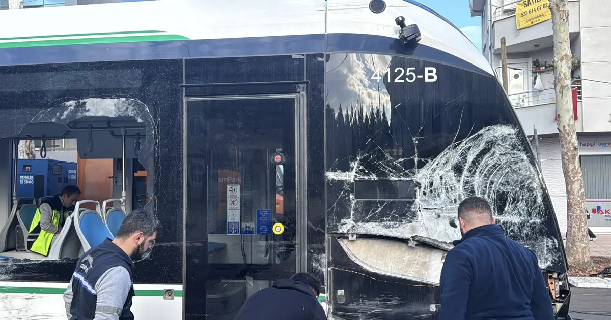 Çöp kamyonu ile tramvay çarpıştı, üç kişi yaralandı