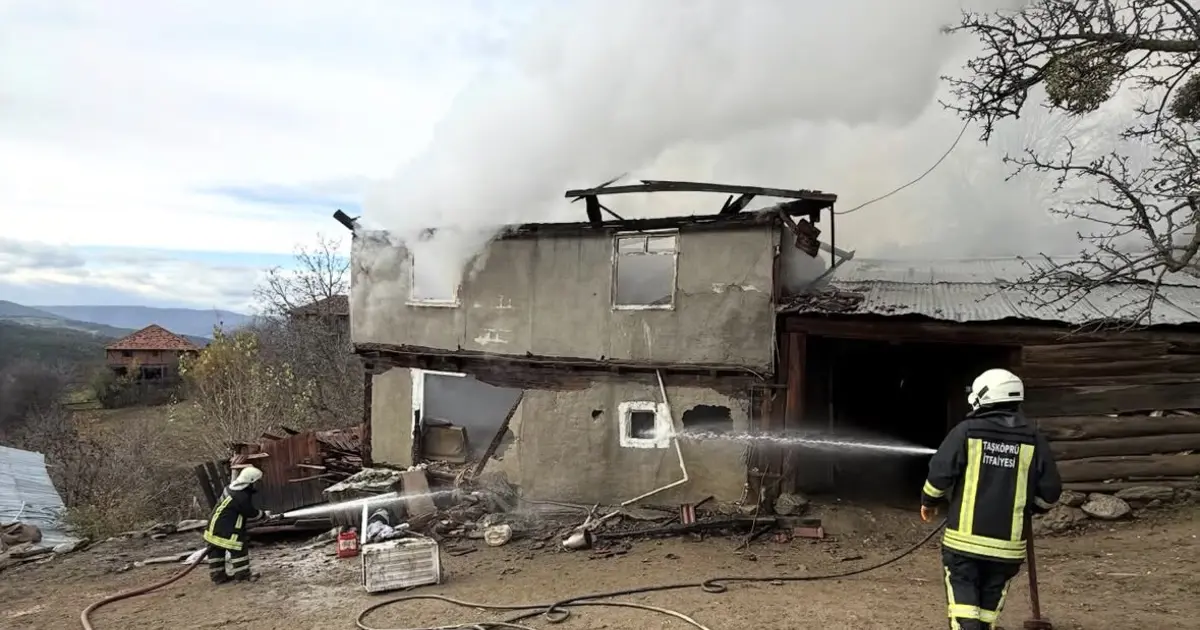 Kastamonu'da çıkan yangınlarda 2 ev zarar gördü