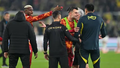 Fenerbahçe-Galatasaray maçı öncesi saha karıştı
