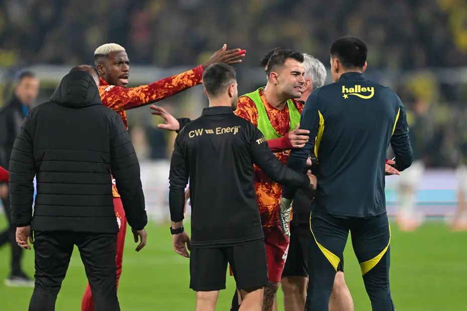 Fenerbahçe-Galatasaray maçı öncesi saha karıştı