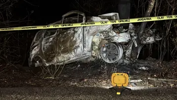 Ağaca çarpan aracın sürücüsü yanarak öldü