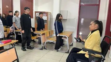 Tekerlekli sandalyesiyle öğrencilerine umut oluyor