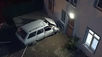 Evin duvarına çarpan araçta 1 kişi öldü
