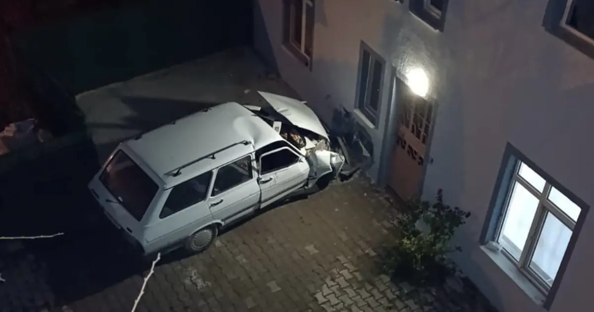 Evin duvarına çarpan araçta 1 kişi öldü