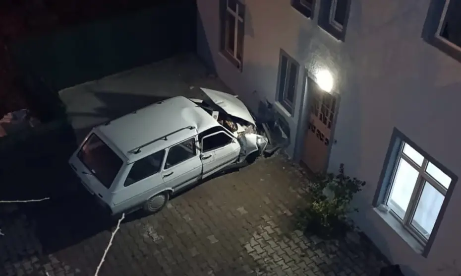 Evin duvarına çarpan araçta 1 kişi öldü