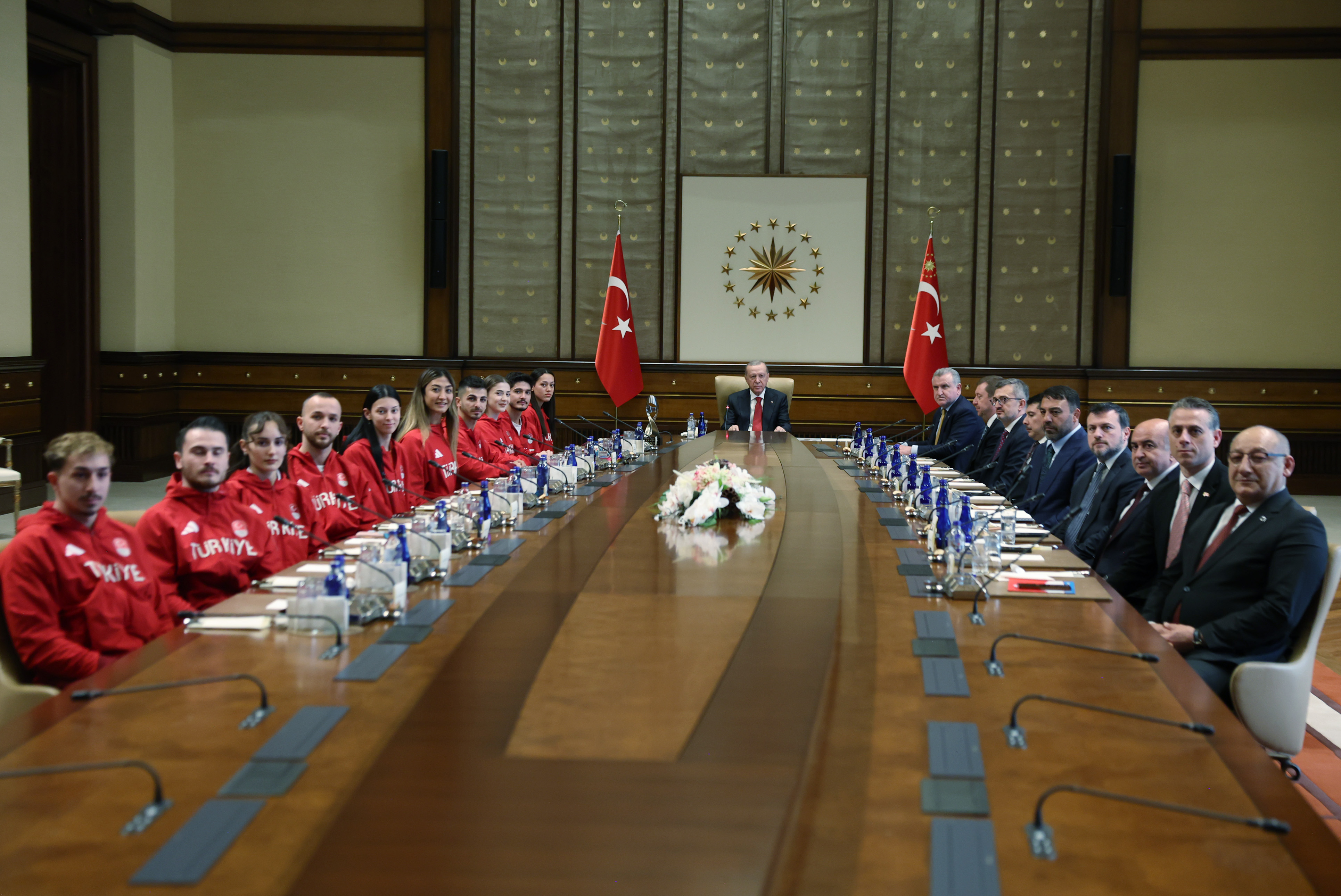 Cumhurbaşkanı Erdoğan, çeşitli branşlardan başarılı sporcuları kabul etti