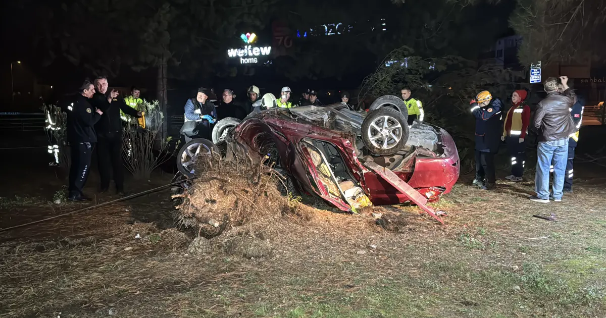 Refüje devrilen aracın sürücüsü öldü