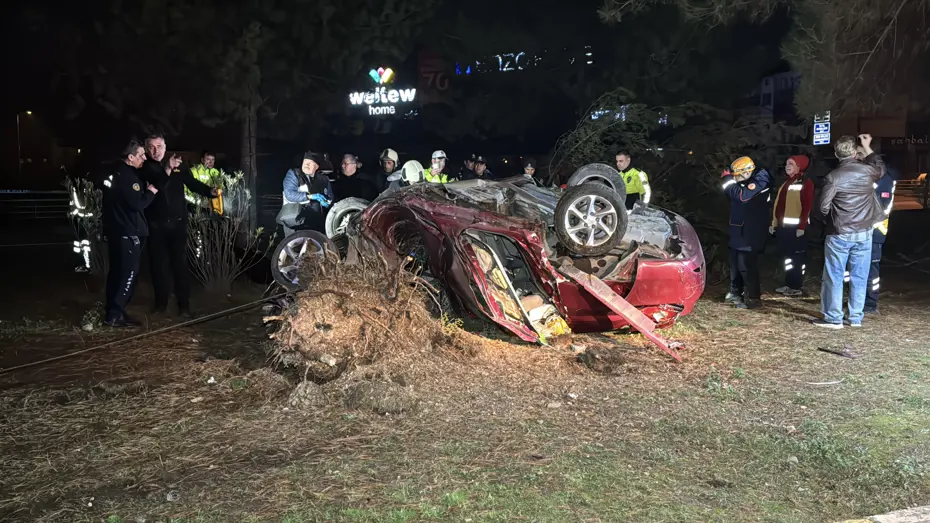 Refüje devrilen aracın sürücüsü öldü