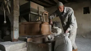 200 yıllık değirmenin çarklarını 50 yıldır tek başına döndürüyor