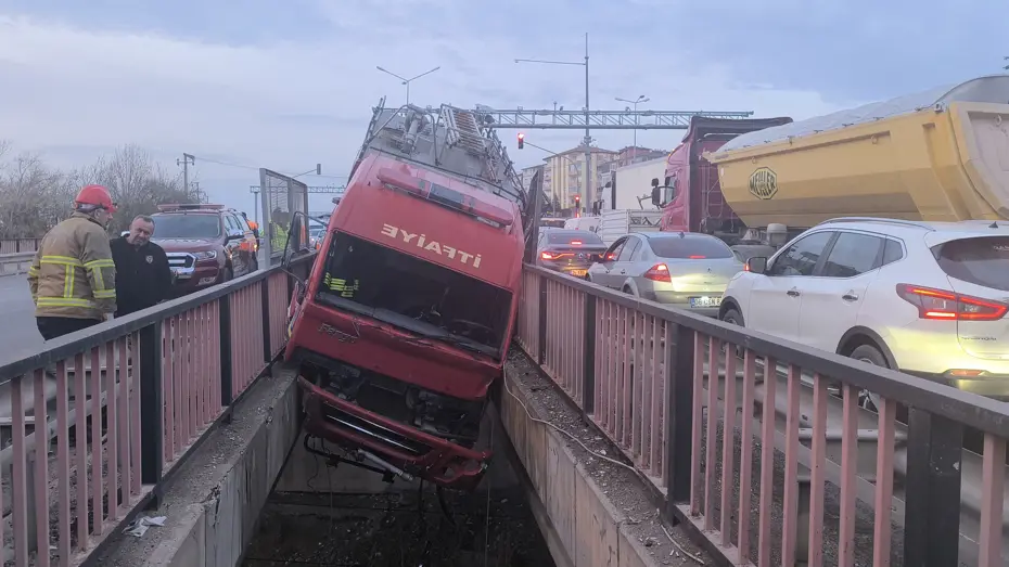 İtfaiye aracı iki köprü arasında asılı kaldı 